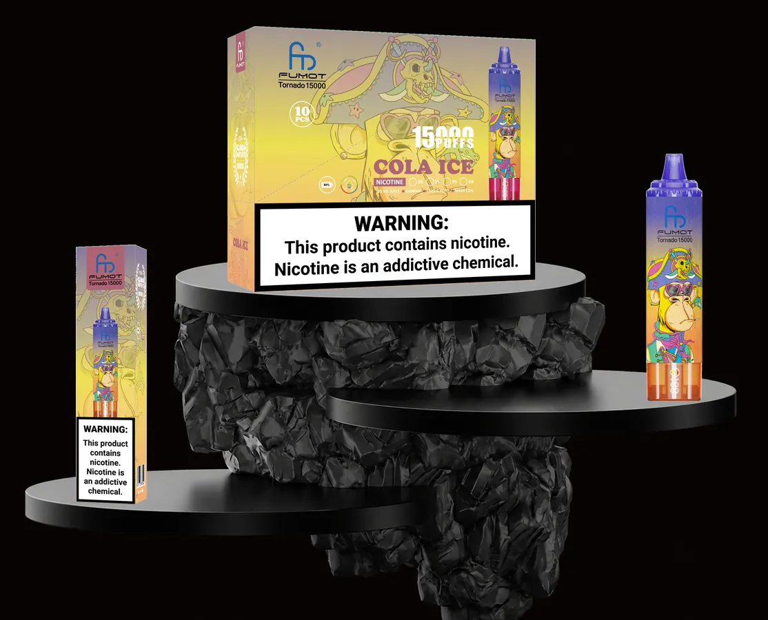 FUMOT Tornado 15000 Cola Ice – E-Zigarette und Verpackungen auf einem Präsentationspodest