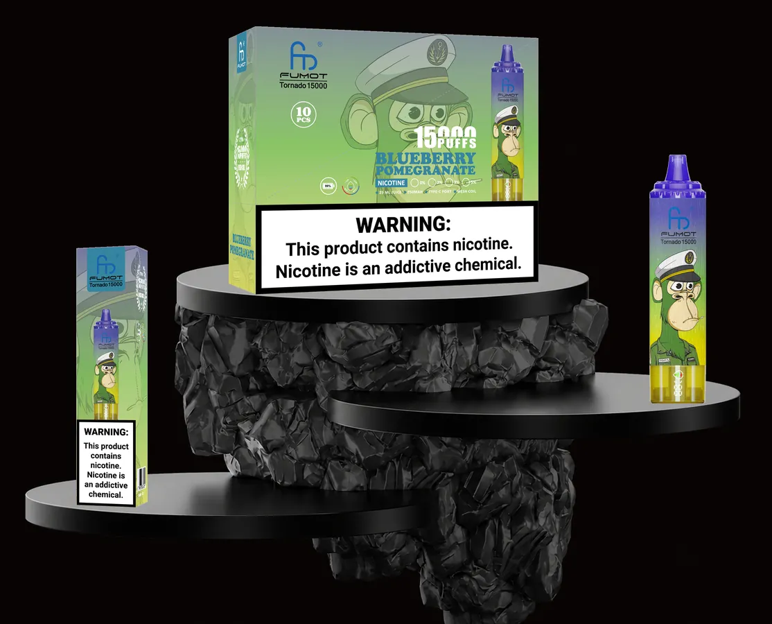 FUMOT Tornado 15000 Blueberry Pomegranate – E-Zigarette und Verpackungen auf einem Präsentationspodest