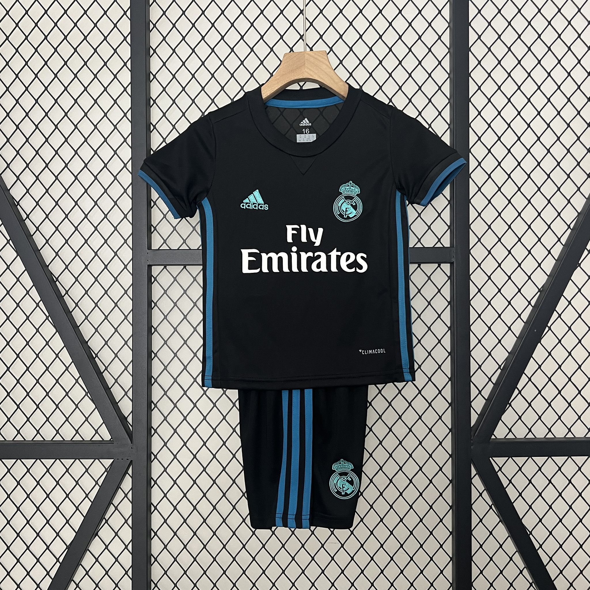 Kit Enfant Retro Real Madrid extérieur 2017/18