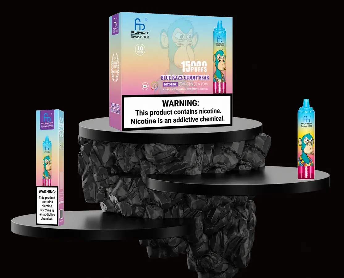 FUMOT Tornado 15000 Blue Razz Gummy Bear – E-Zigarette und Verpackungen auf einem Präsentationspodest
