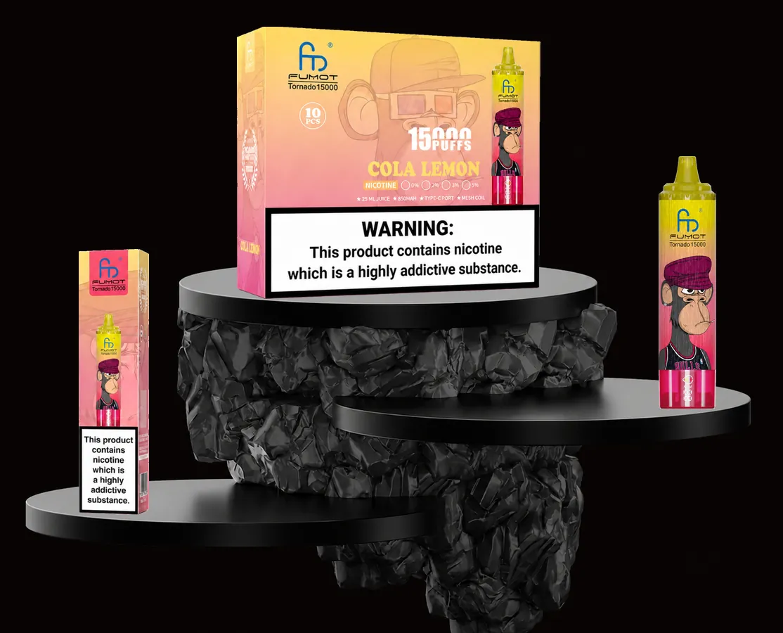 FUMOT Tornado 15000 Cola Lemon – E-Zigarette und Verpackungen auf einem Präsentationspodest