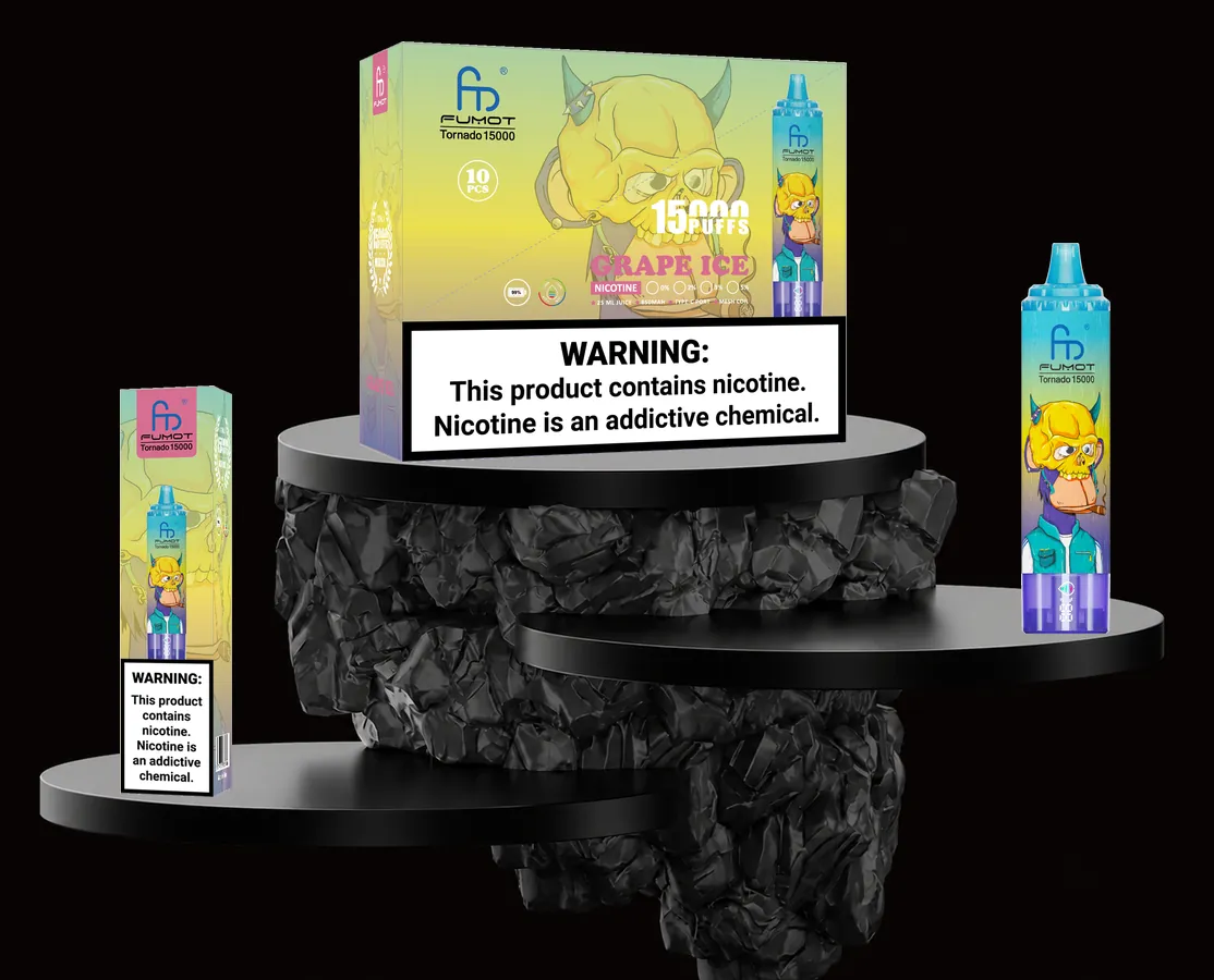 FUMOT Tornado 15000 Grape Ice – E-Zigarette und Verpackungen auf einem Präsentationspodest