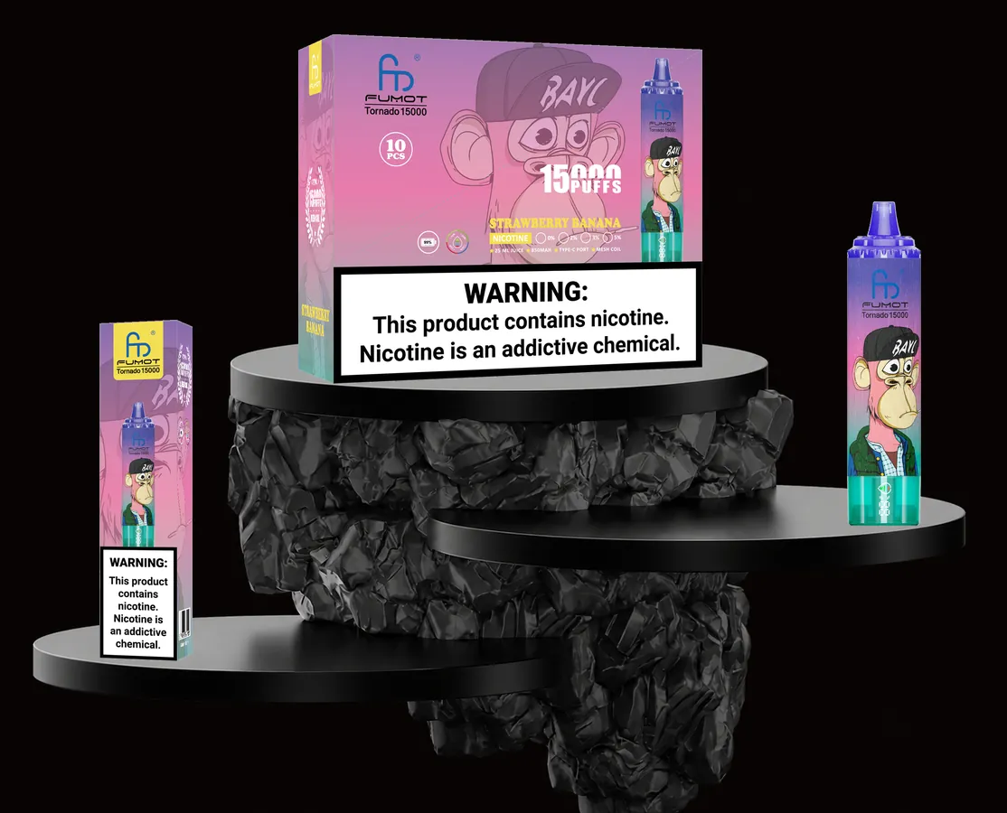 FUMOT Tornado 15000 Strawberry Banana – E-Zigarette und Verpackungen auf einem Präsentationspodest