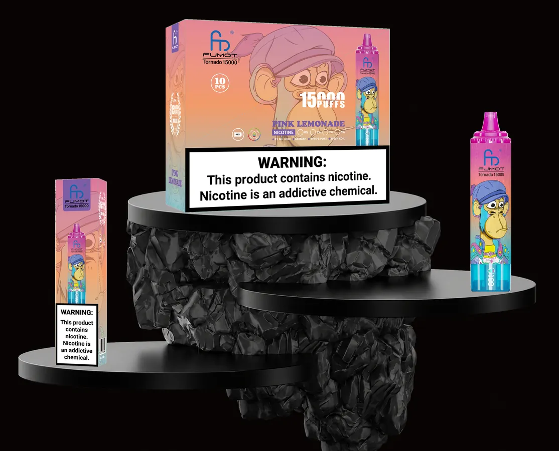 FUMOT Tornado 15000 Pink Lemonade – E-Zigarette und Verpackungen auf einem Präsentationspodest