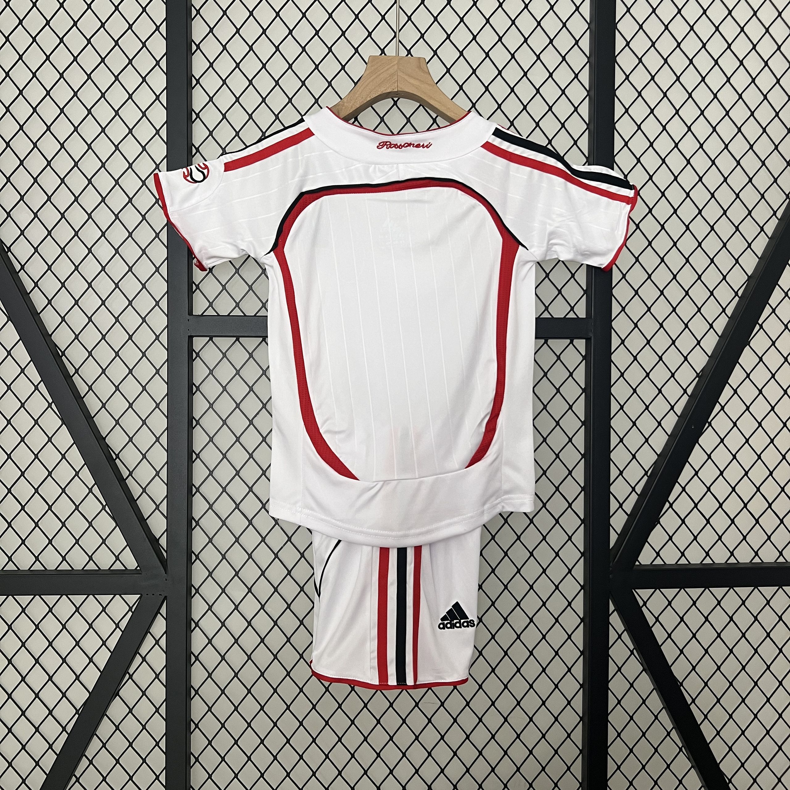 Kit Enfant Retro AC Milan extérieur 2006/07