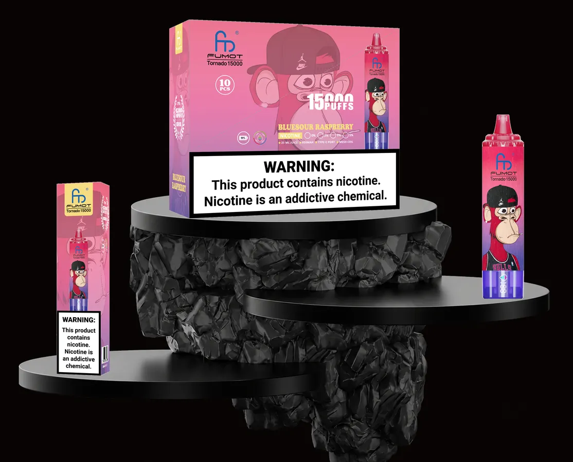 FUMOT Tornado 15000 Bluesour Raspberry – E-Zigarette und Verpackungen auf einem Präsentationspodest