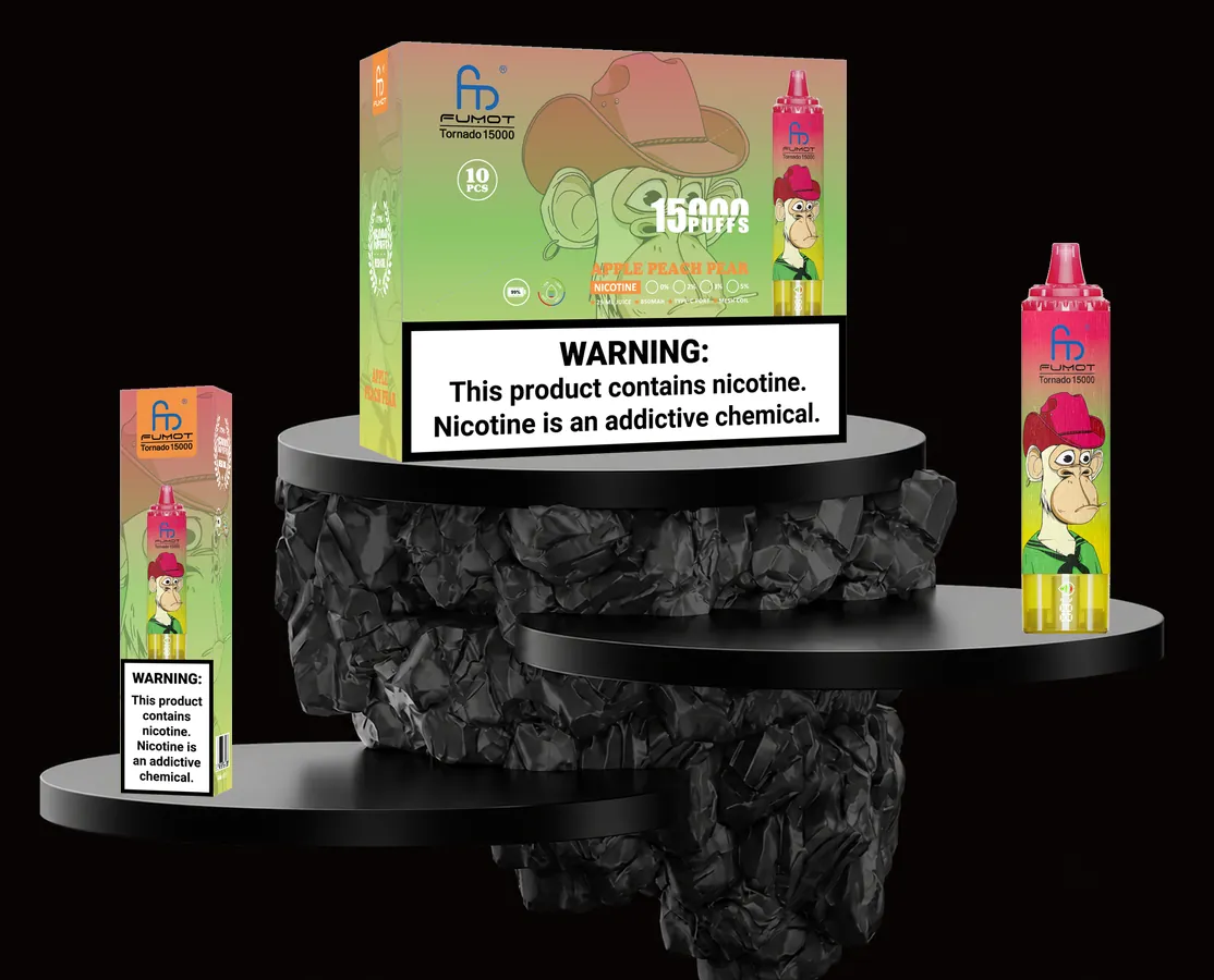 FUMOT Tornado 15000 Apple Peach Pear – E-Zigarette und Verpackungen auf einem Präsentationspodest