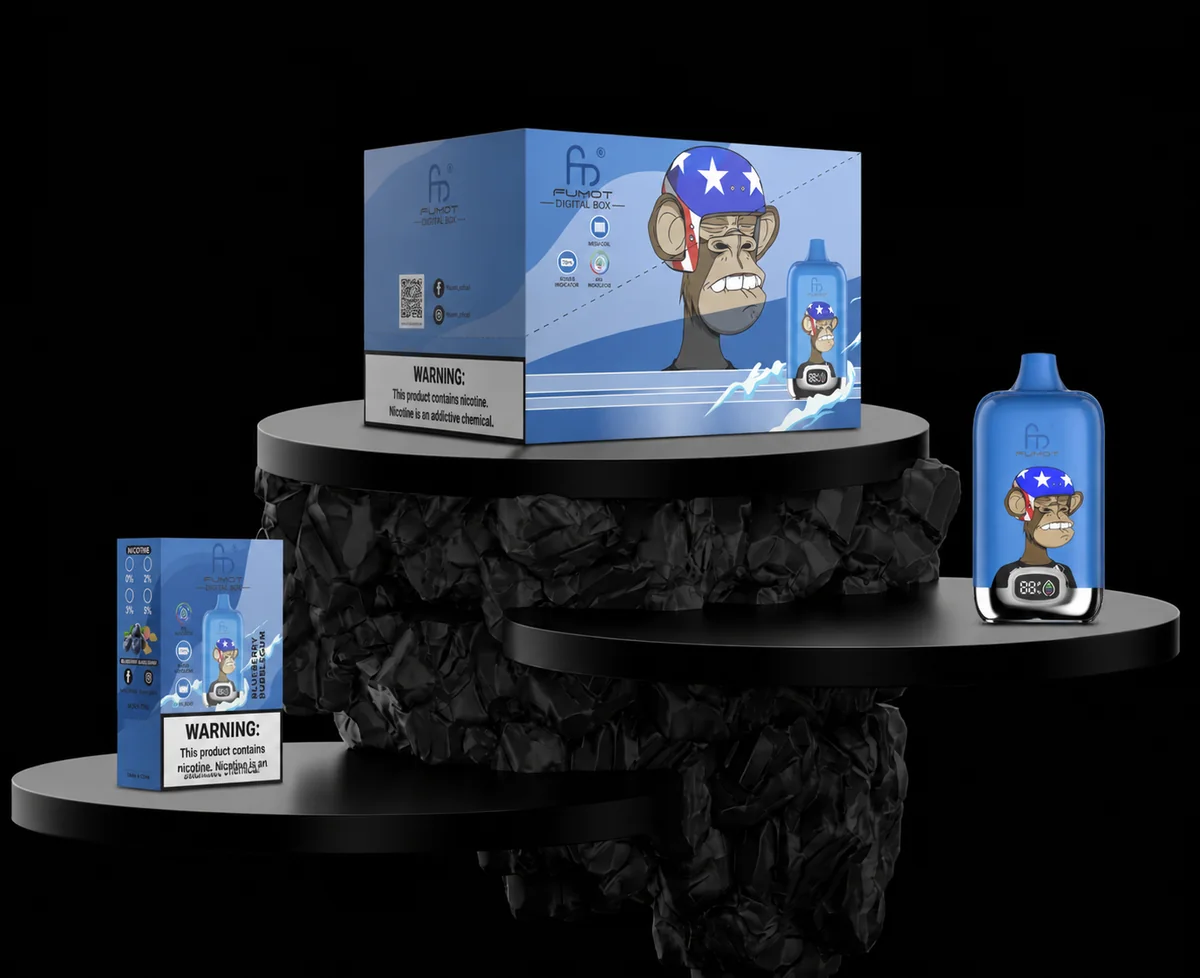 Fumot Digital Box 12000 Blueberry Bubblegum Gerät und Verpackung auf schwarzem Display-Podest