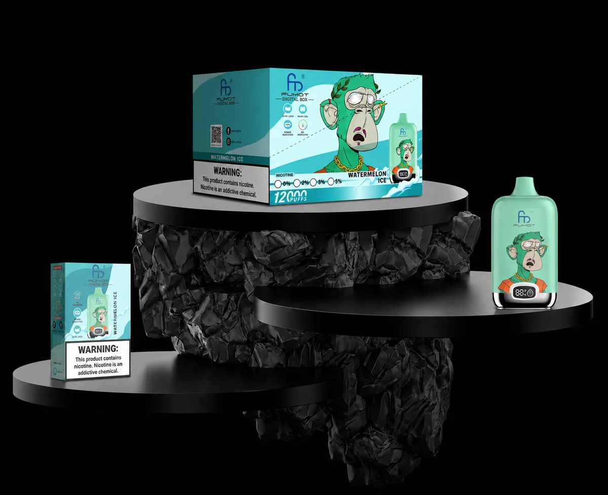 Fumot Digital Box 12000 Watermelon Ice Gerät und Verpackung auf schwarzem Display-Podest