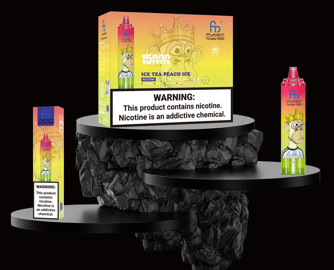 FUMOT Tornado 15000 Ice Tea Peach Ice – E-Zigarette und Verpackungen auf einem Präsentationspodest