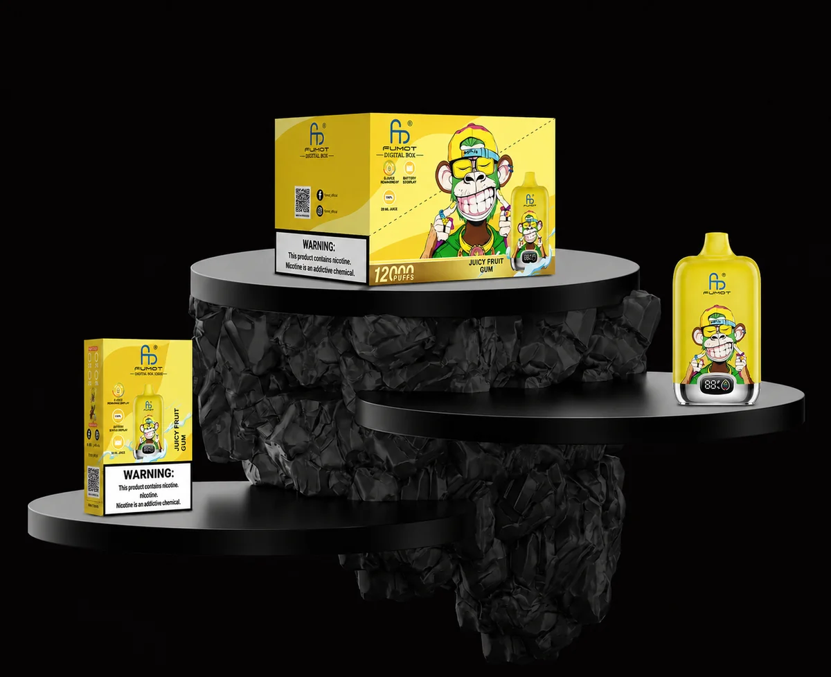 Fumot Digital Box 12000 Juicy Fruit Gum Gerät und Verpackung auf schwarzem Display-Podest