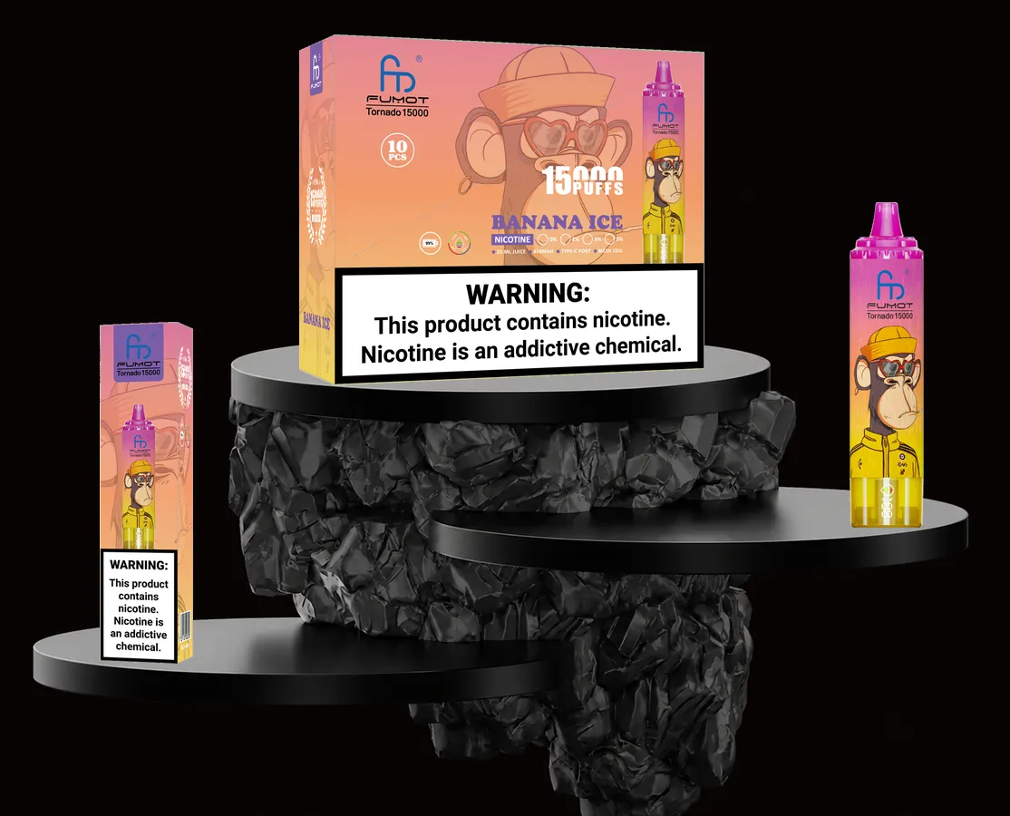 FUMOT Tornado 15000 Banana Ice – E-Zigarette und Verpackungen auf einem Präsentationspodest