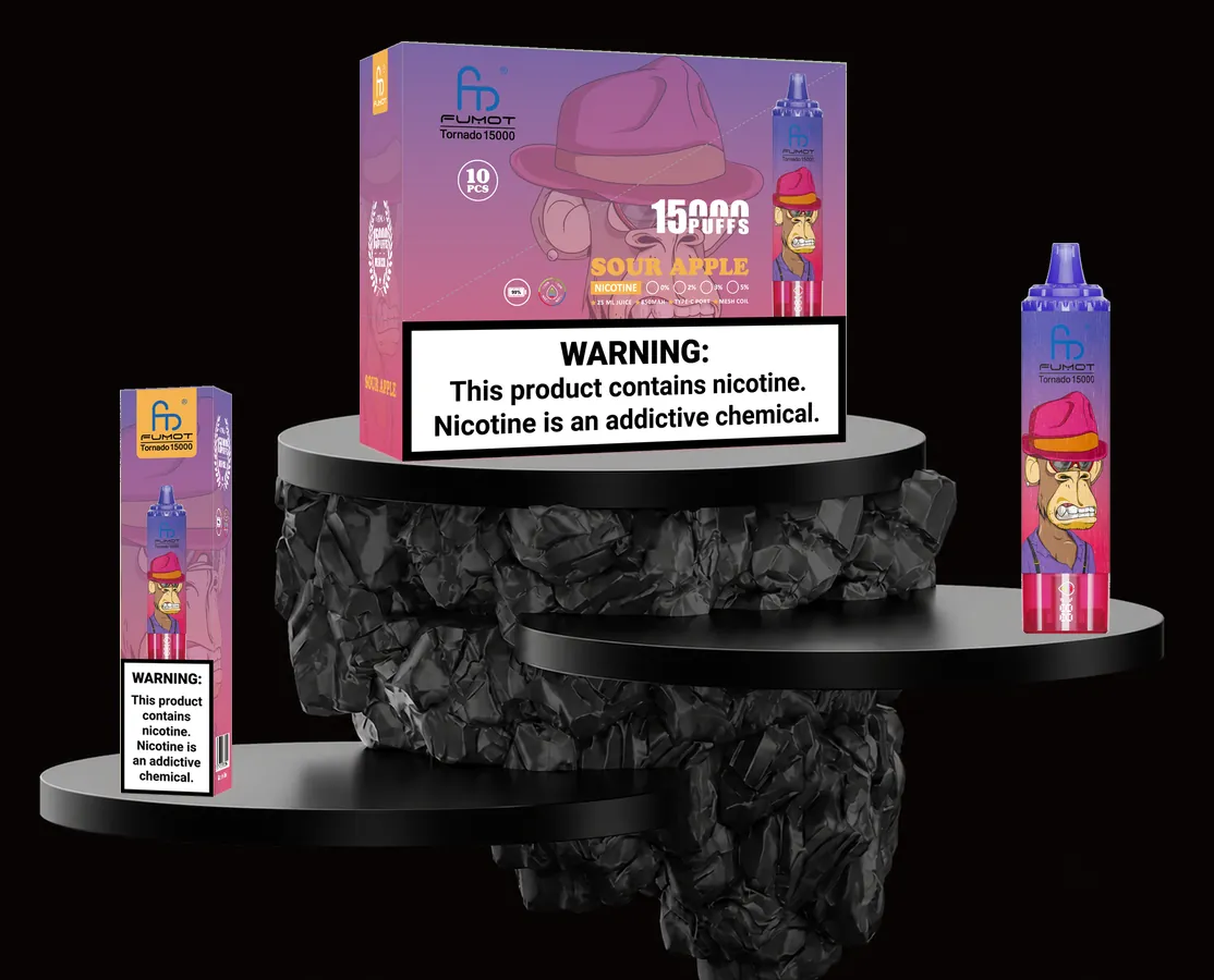 FUMOT Tornado 15000 Sour Apple – E-Zigarette und Verpackungen auf einem Präsentationspodest