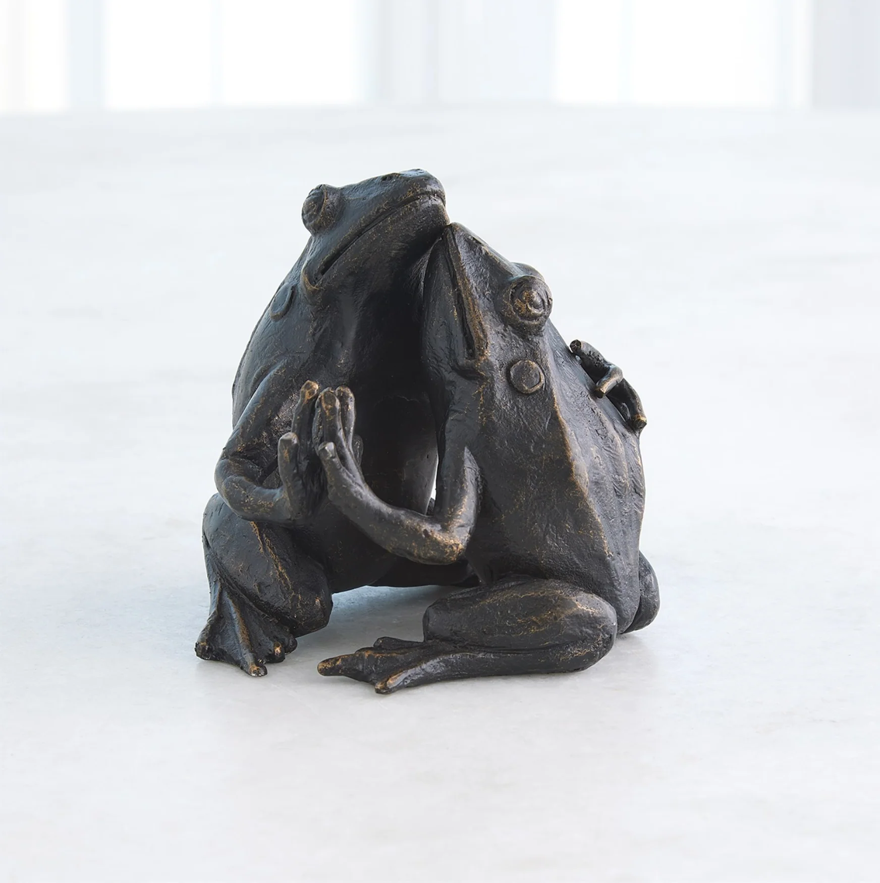HUGGING FROG SCULPTURE