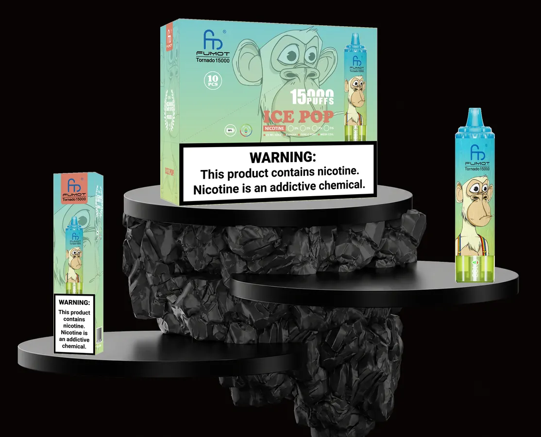 FUMOT Tornado 15000 Ice Pop – E-Zigarette und Verpackungen auf einem Präsentationspodest