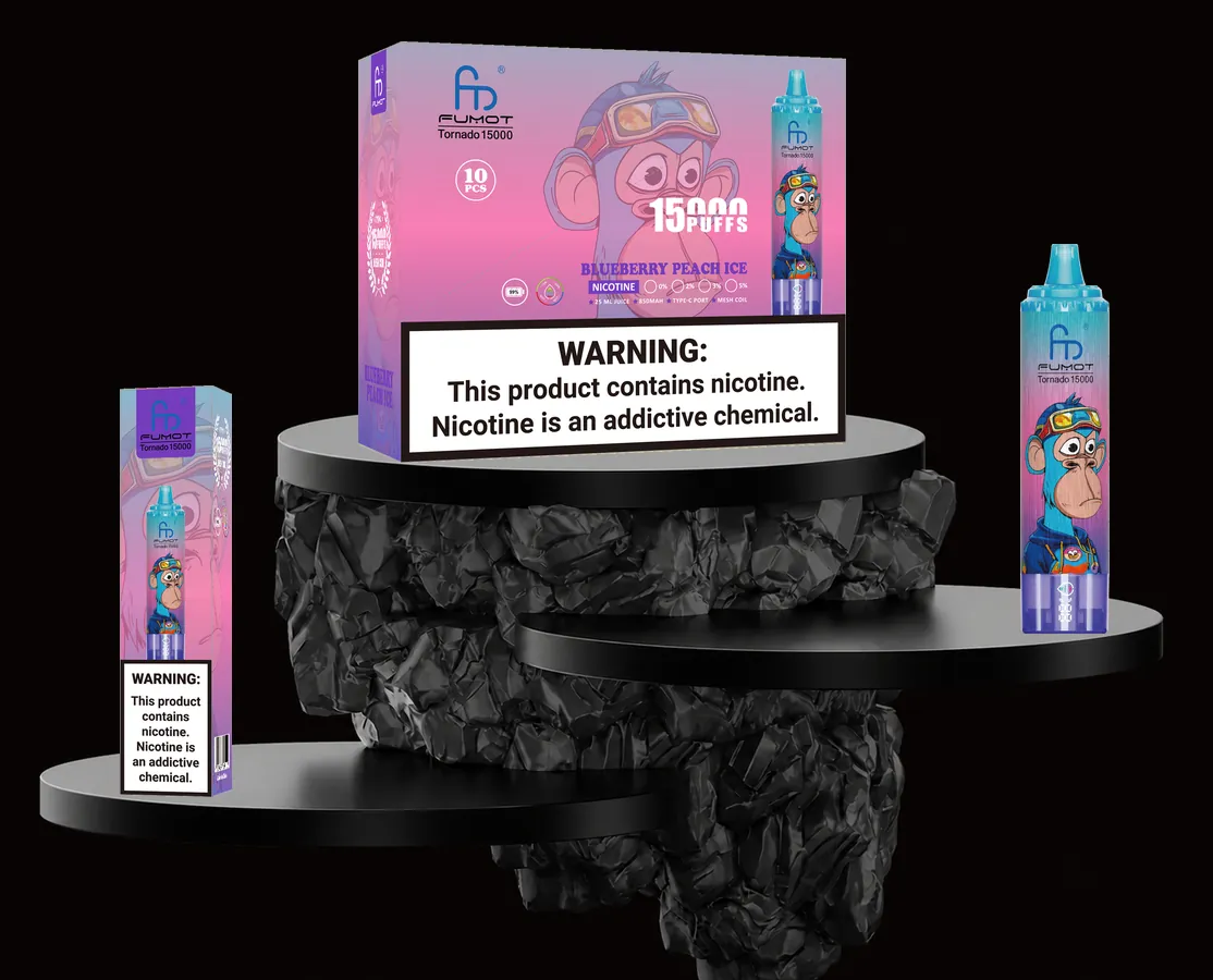FUMOT Tornado 15000 Blueberry Peach Ice – E-Zigarette und Verpackungen auf einem Präsentationspodest