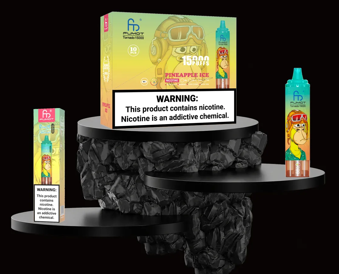 FUMOT Tornado 15000 Pineapple Ice – E-Zigarette und Verpackungen auf einem Präsentationspodest
