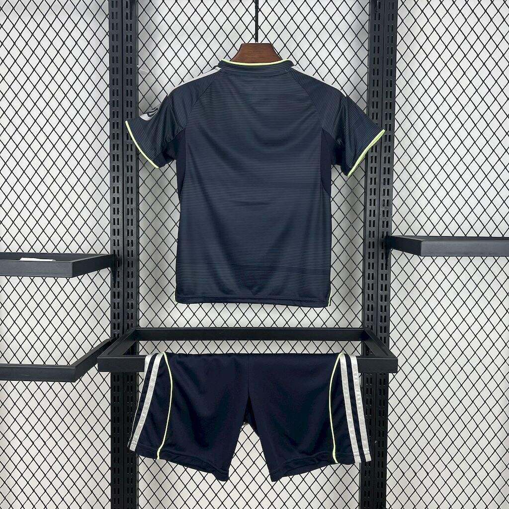 Kit Enfant Real Madrid extérieur 2025/26