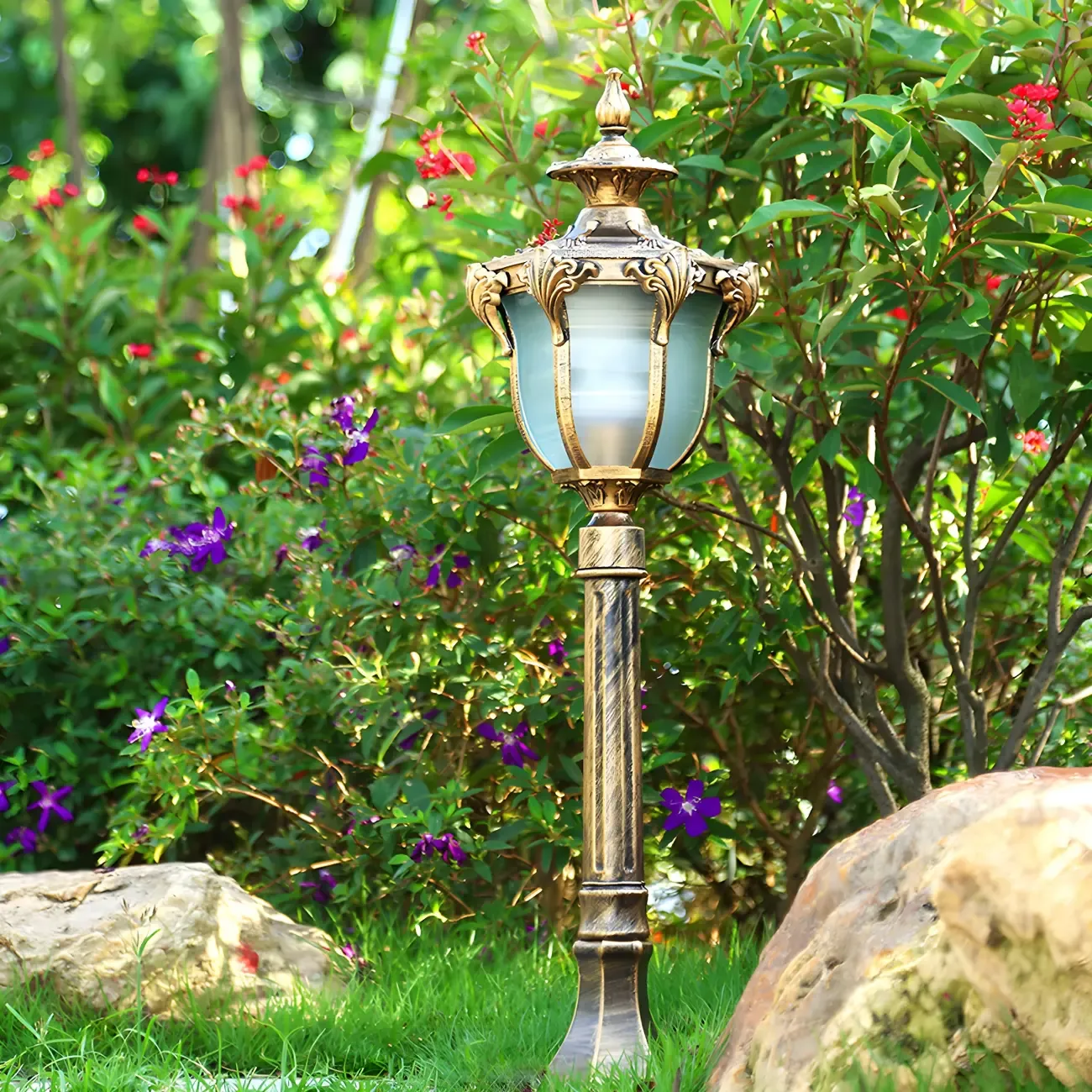 Elegant Traditional Gold Solar LED Bollard Lighting for Garden Pathway