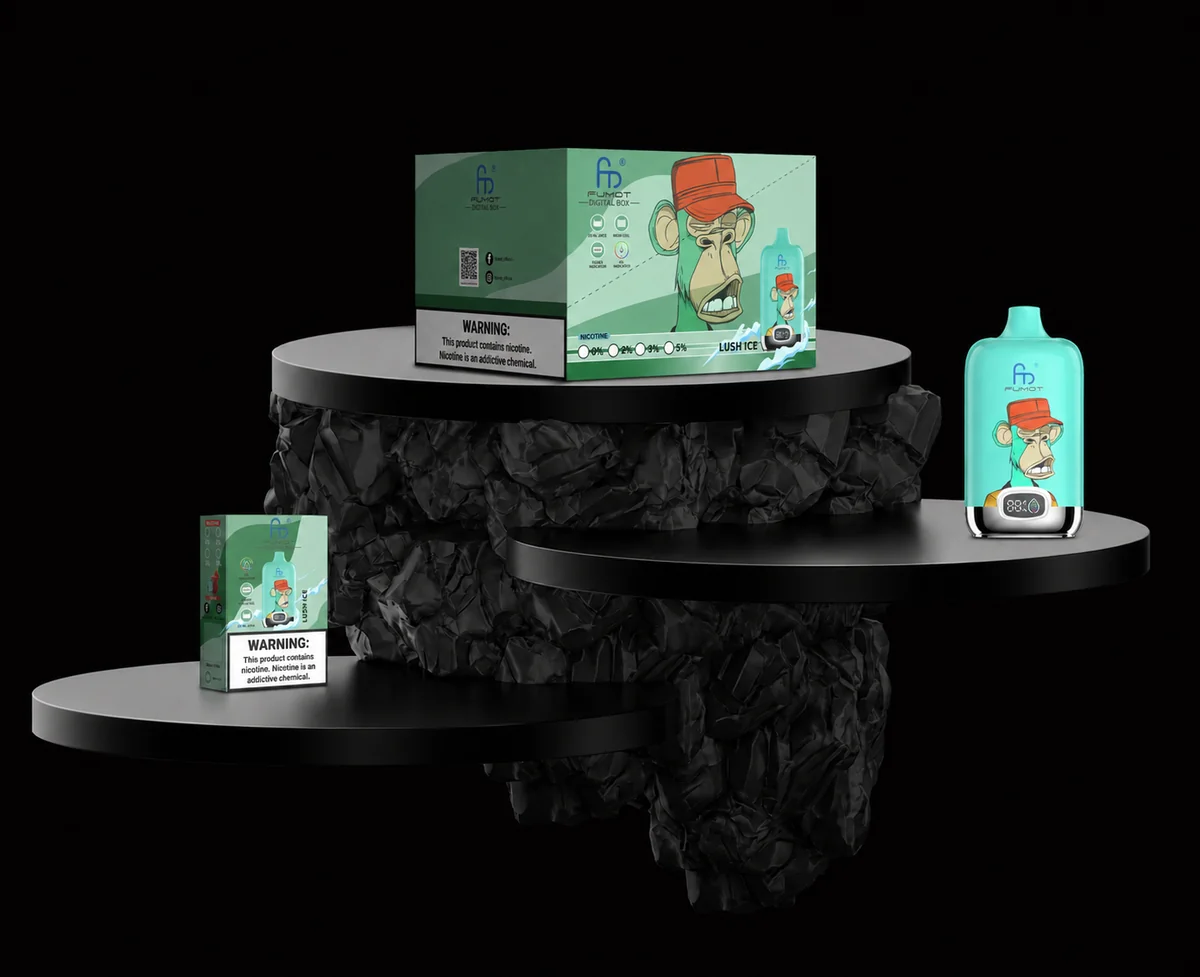 Fumot Digital Box 12000 Lush Ice Gerät und Verpackung auf schwarzem Display-Podest