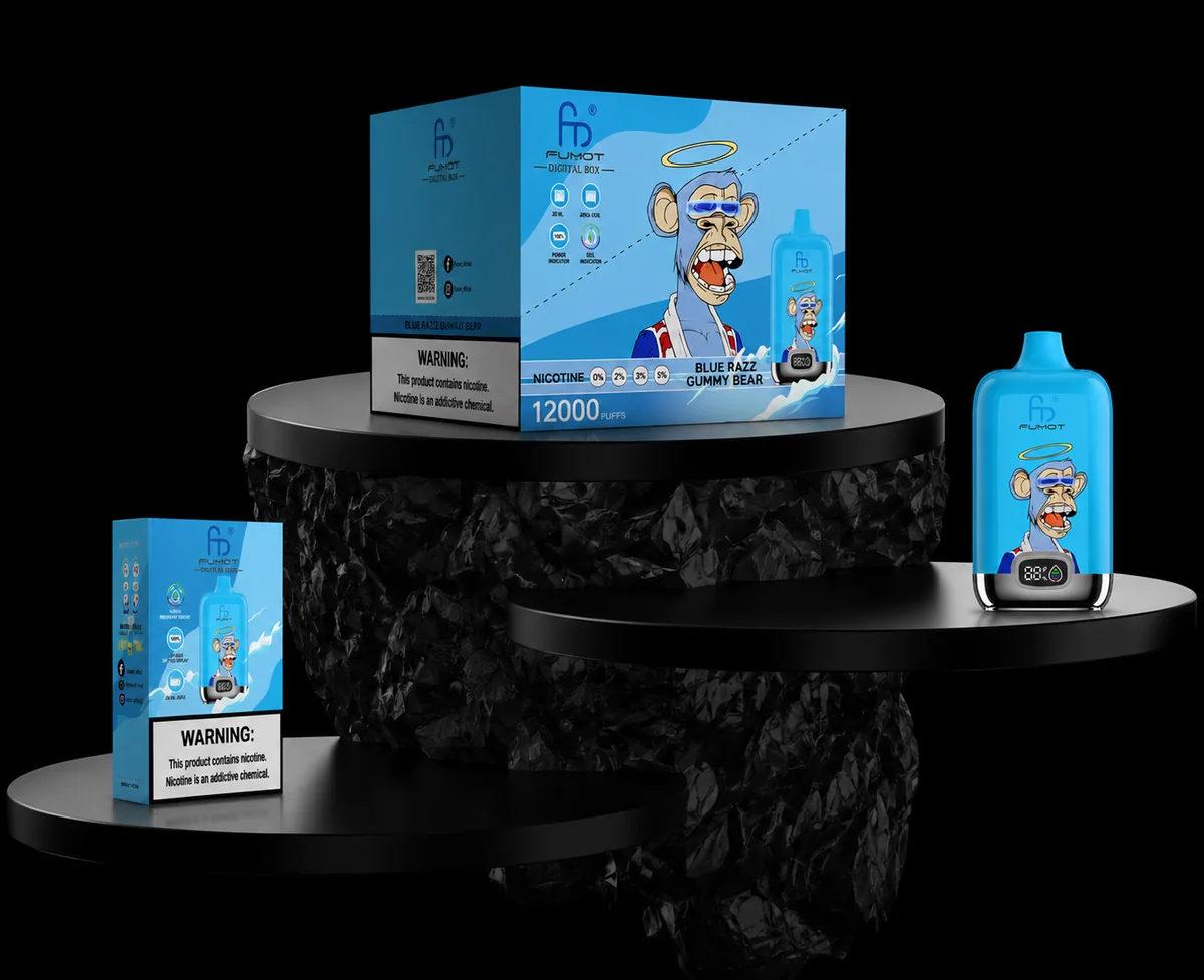 Fumot Digital Box 12000 Blue Razz Gummy Bear Gerät und Verpackung auf schwarzem Display-Podest