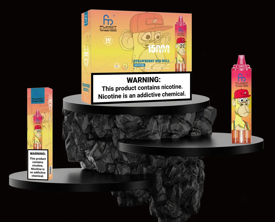 FUMOT Tornado 15000 Strawberry Red Bull – E-Zigarette und Verpackungen auf einem Präsentationspodest