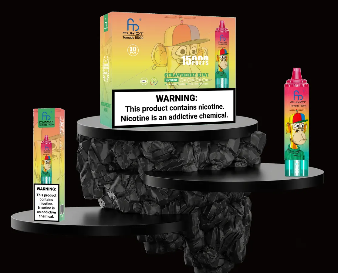 FUMOT Tornado 15000 Strawberry Kiwi – E-Zigarette und Verpackungen auf einem Präsentationspodest