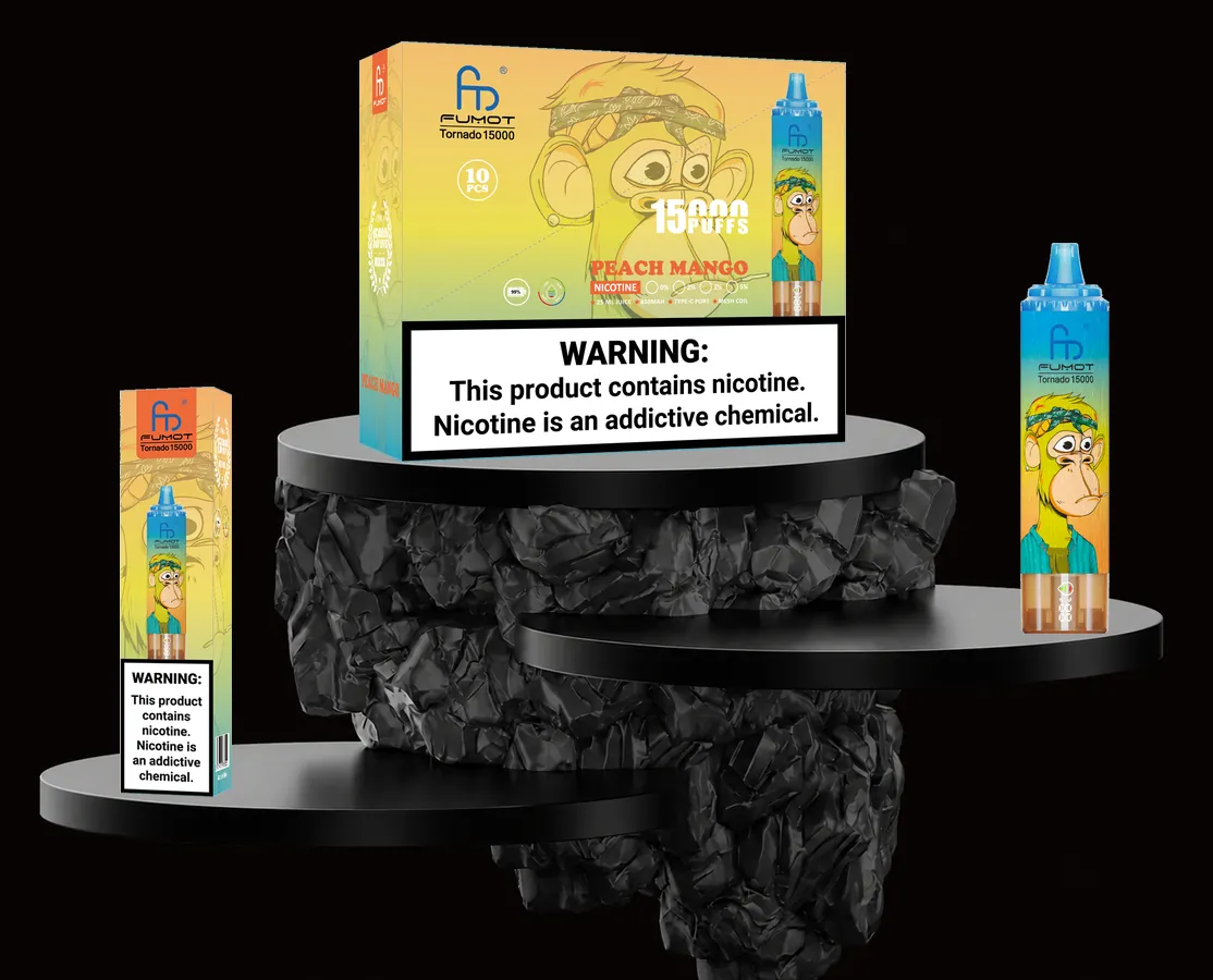 FUMOT Tornado 15000 Peach Mango – E-Zigarette und Verpackungen auf einem Präsentationspodest