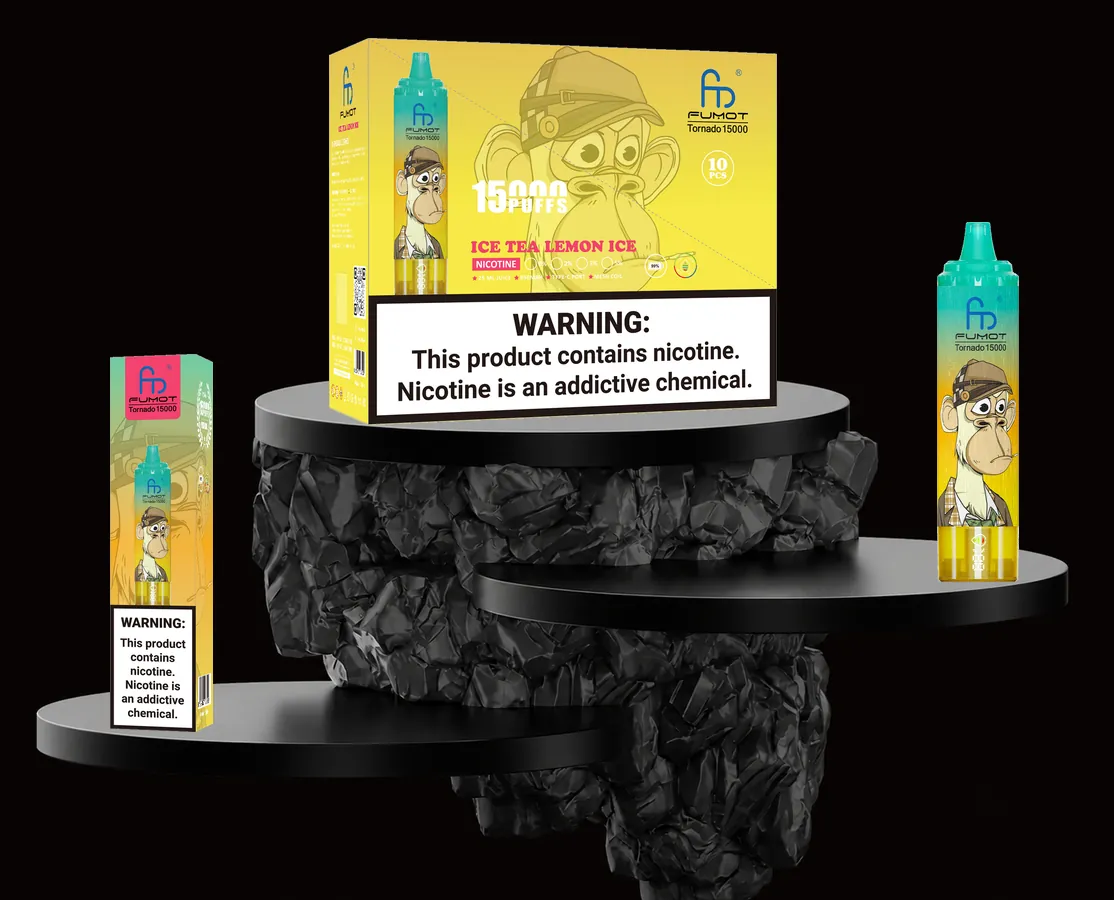 FUMOT Tornado 15000 Ice Tea Lemon Ice – E-Zigarette und Verpackungen auf einem Präsentationspodest