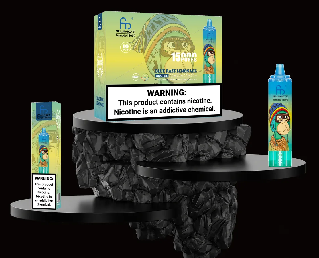 FUMOT Tornado 15000 Blue Razz Lemonade – E-Zigarette und Verpackungen auf einem Präsentationspodest