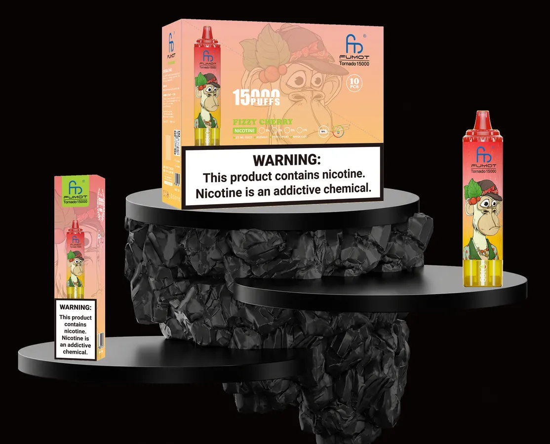 FUMOT Tornado 15000 Fizzy Cherry – E-Zigarette und Verpackungen auf einem Präsentationspodest
