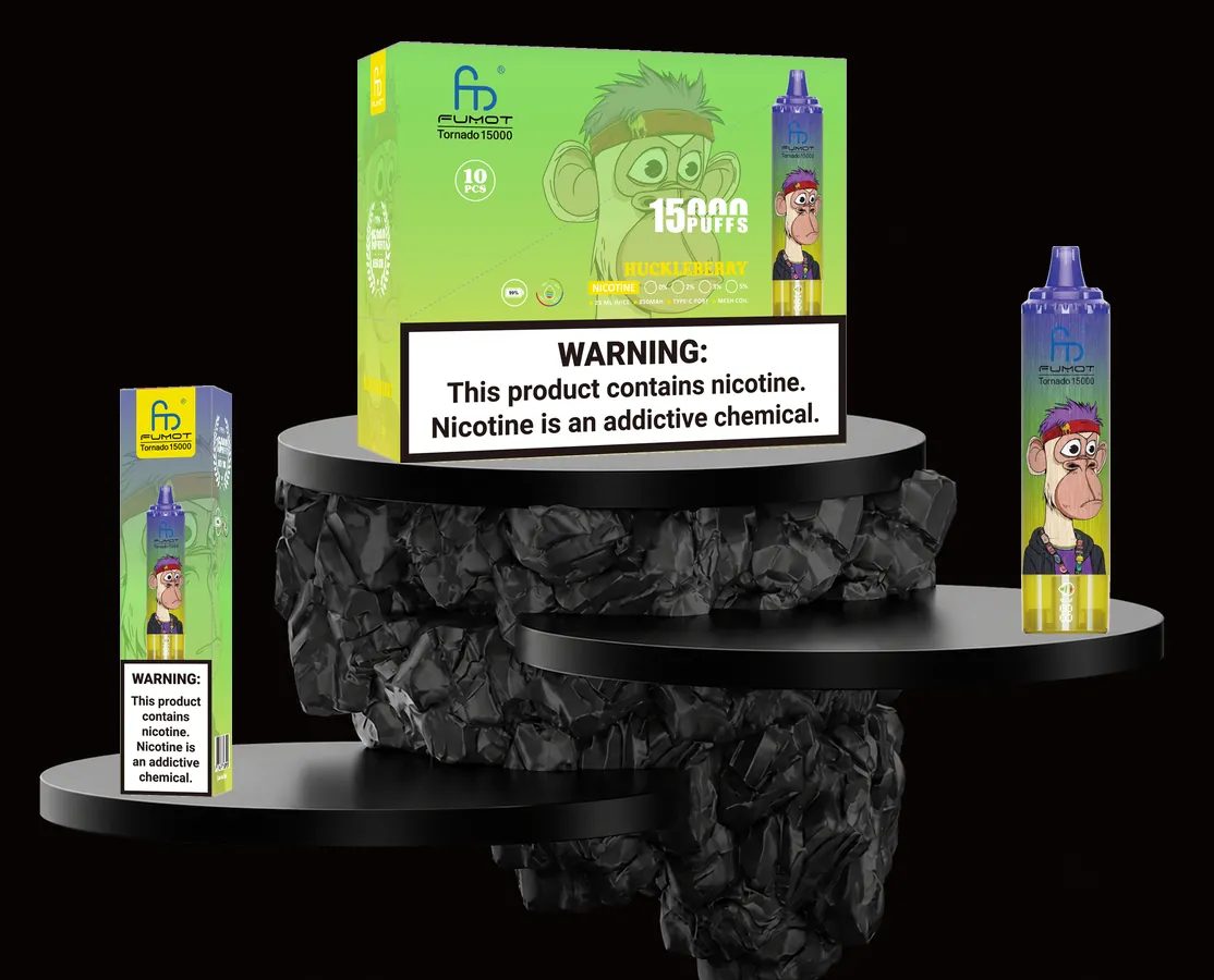 FUMOT Tornado 15000 Huckleberry – E-Zigarette und Verpackungen auf einem Präsentationspodest