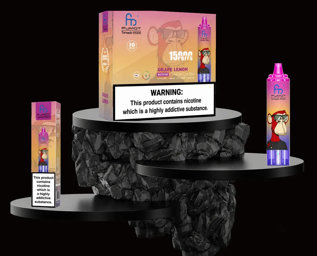 FUMOT Tornado 15000 Grape Lemon – E-Zigarette und Verpackungen auf einem Präsentationspodest