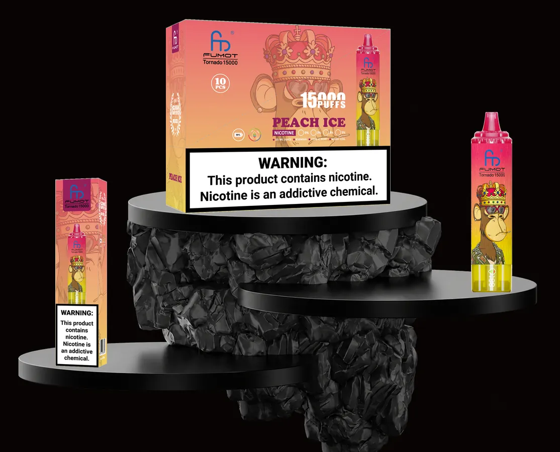 FUMOT Tornado 15000 Peach Ice – E-Zigarette und Verpackungen auf einem Präsentationspodest