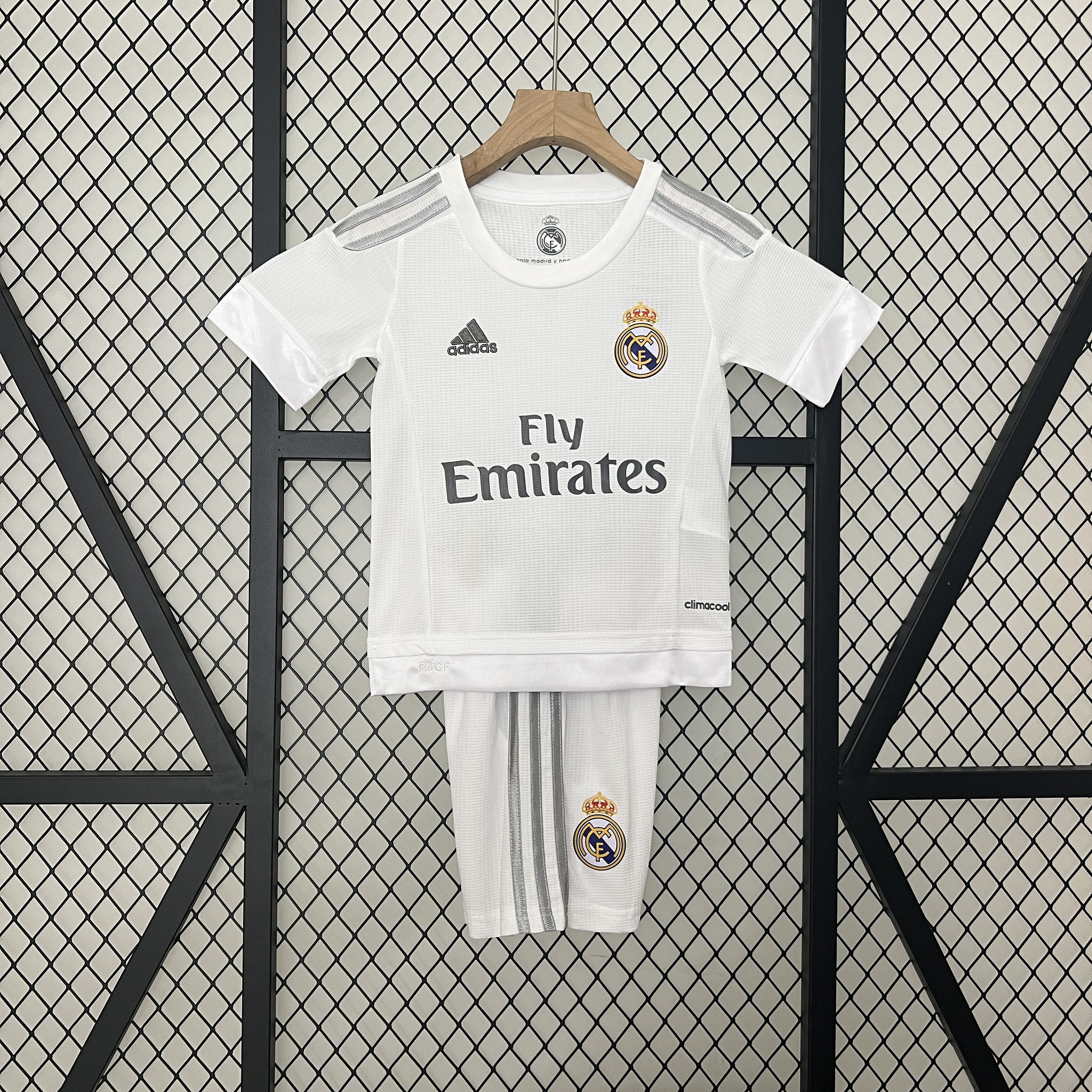 Kit Enfant Retro Real Madrid domicile 2015/16