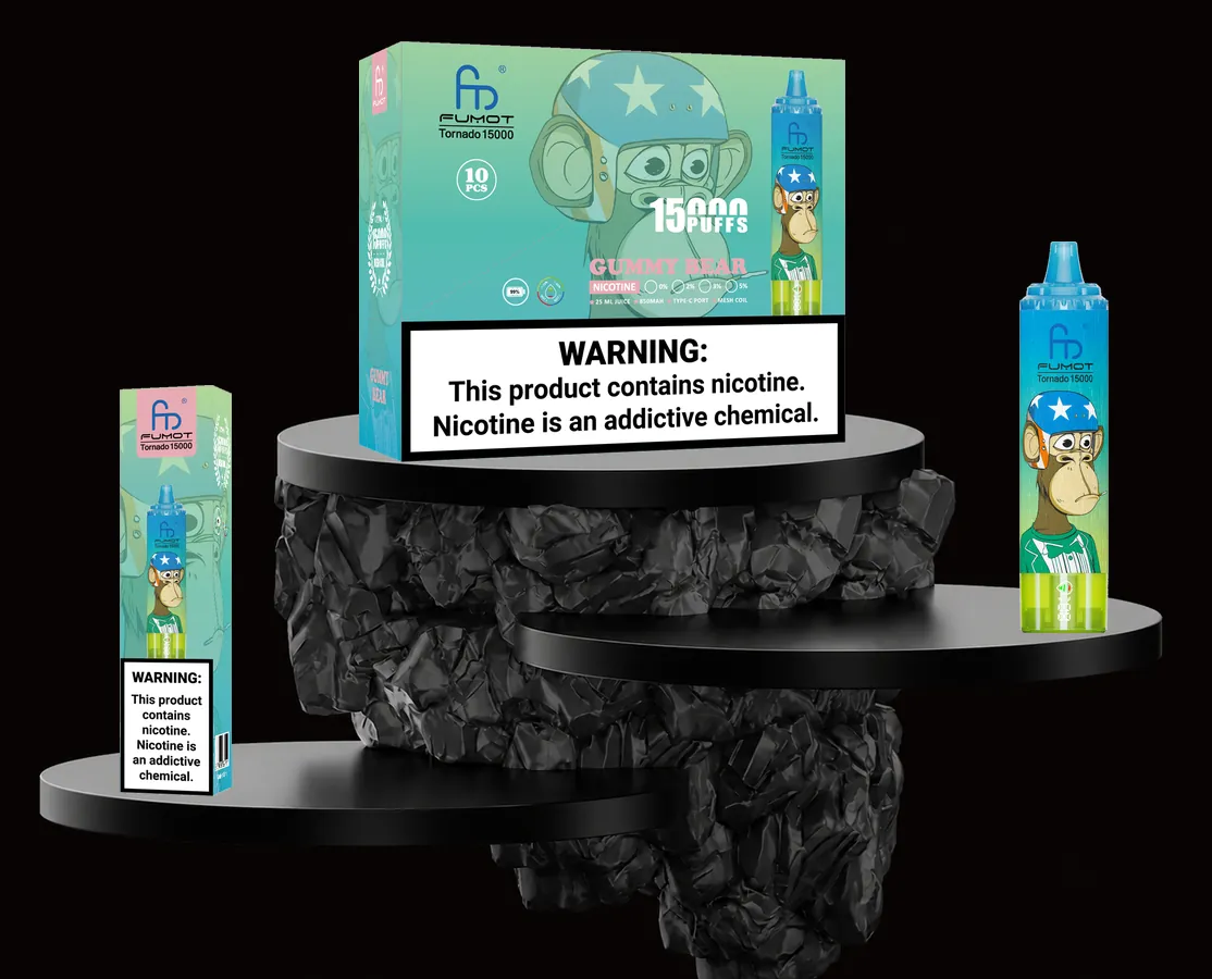 FUMOT Tornado 15000 Gummy Bear – E-Zigarette und Verpackungen auf einem Präsentationspodest