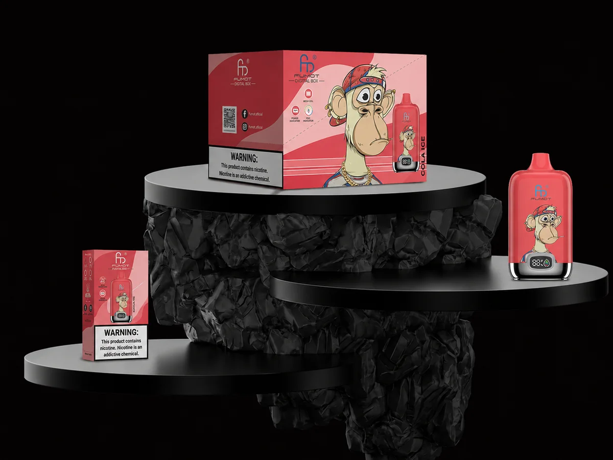 Fumot Digital Box 12000 Cola Ice Gerät und Verpackung auf schwarzem Display-Podest