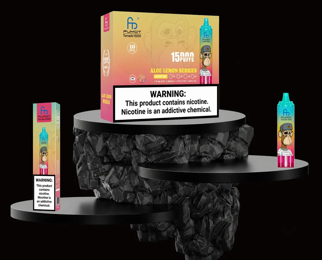 FUMOT Tornado 15000 Aloe Lemon Berries – E-Zigarette und Verpackungen auf einem Präsentationspodest