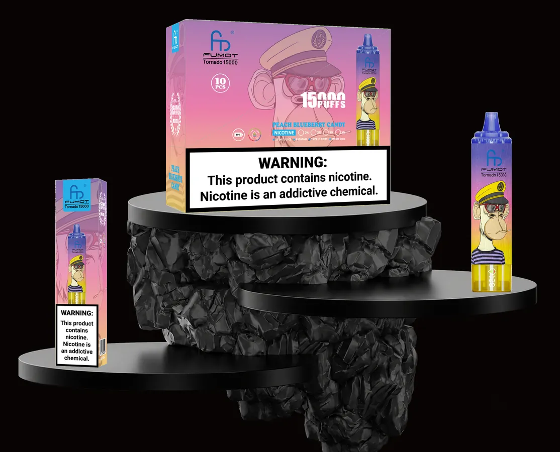 FUMOT Tornado 15000 Peach Blueberry Candy – E-Zigarette und Verpackungen auf einem Präsentationspodest