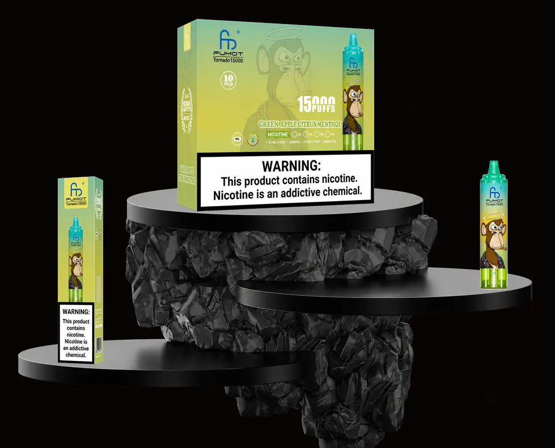 FUMOT Tornado 15000 Green Apple Citrus Menthol – E-Zigarette und Verpackungen auf einem Präsentationspodest
