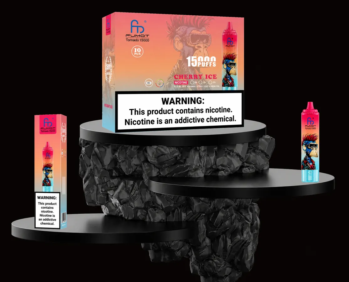 FUMOT Tornado 15000 Cherry Ice – E-Zigarette und Verpackungen auf einem Präsentationspodest