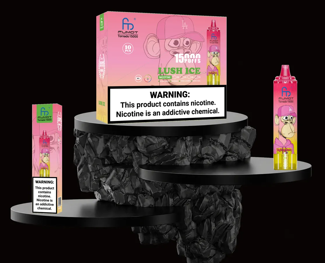 FUMOT Tornado 15000 Lush Ice – E-Zigarette und Verpackungen auf einem Präsentationspodest
