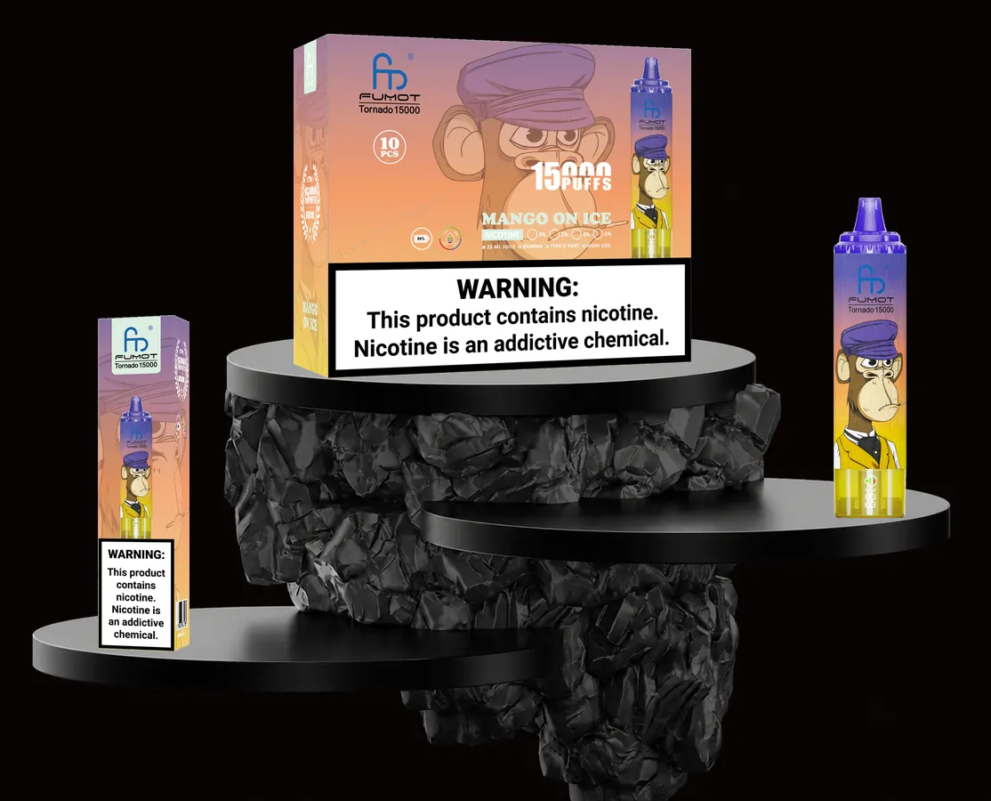 FUMOT Tornado 15000 Mango On Ice – E-Zigarette und Verpackungen auf einem Präsentationspodest