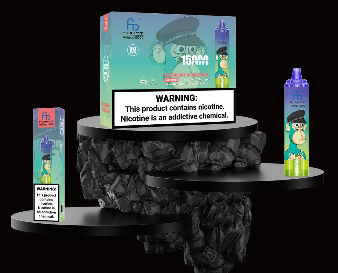 FUMOT Tornado 15000 Blueberry Bubblegum – E-Zigarette und Verpackungen auf einem Präsentationspodest