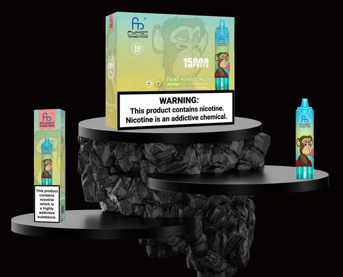 FUMOT Tornado 15000 Fresh Menthol Mojito – E-Zigarette und Verpackungen auf einem Präsentationspodest
