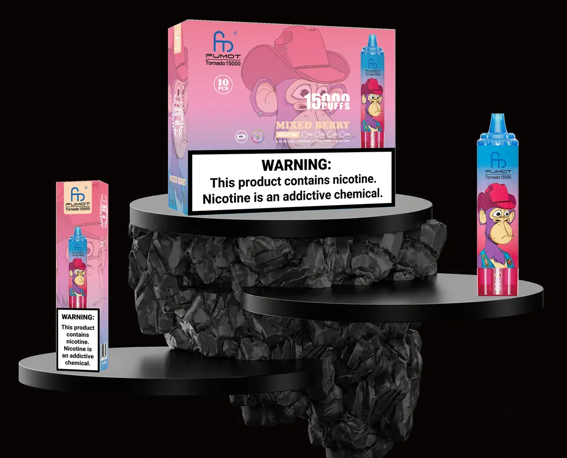FUMOT Tornado 15000 Mixed Berry – E-Zigarette und Verpackungen auf einem Präsentationspodest