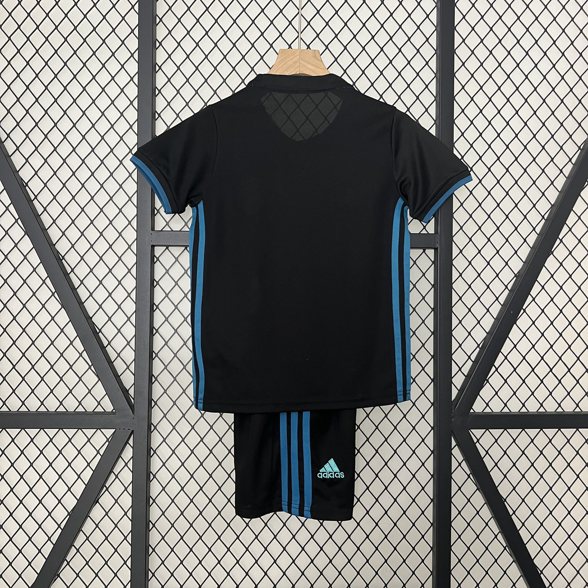 Kit Enfant Retro Real Madrid extérieur 2017/18