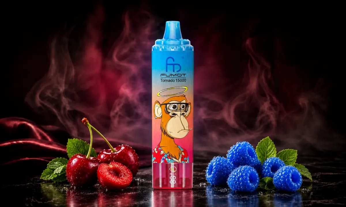 FUMOT Tornado 15000 Blue Razz Cherry – E-Zigarette in einer atmosphärischen Produktszene