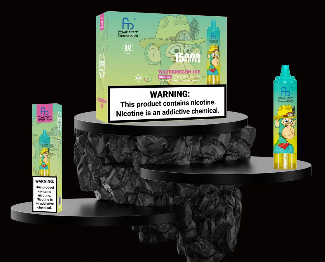 FUMOT Tornado 15000 Watermelon Ice – E-Zigarette und Verpackungen auf einem Präsentationspodest