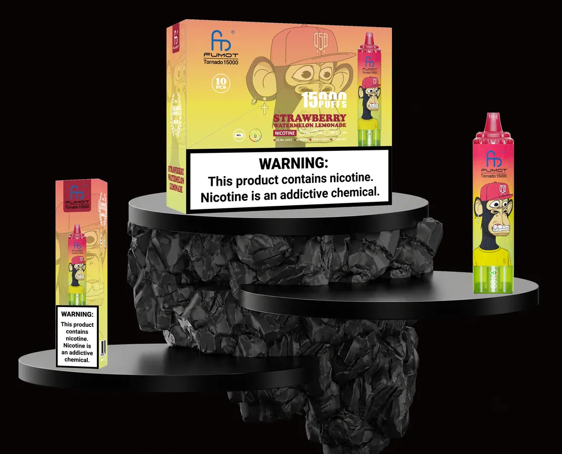 FUMOT Tornado 15000 Strawberry Watermelon Lemonade – E-Zigarette und Verpackungen auf einem Präsentationspodest